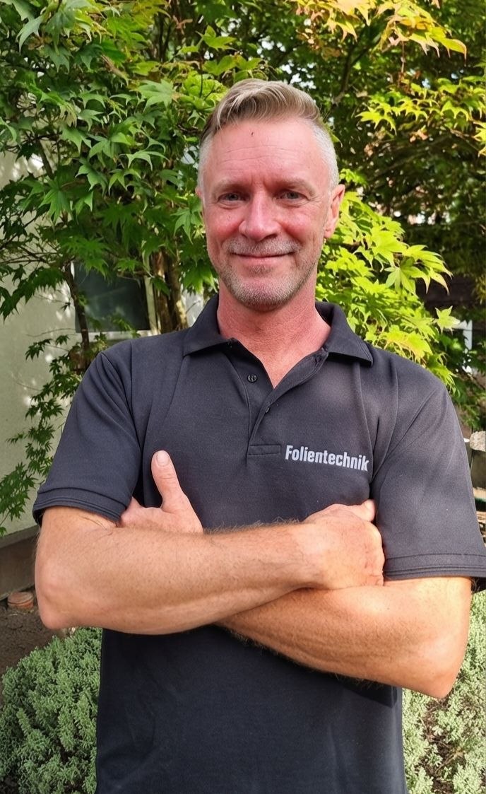 Patrick Sturm, Inhaber von Sturm Folientechnik, im Firmen-Poloshirt