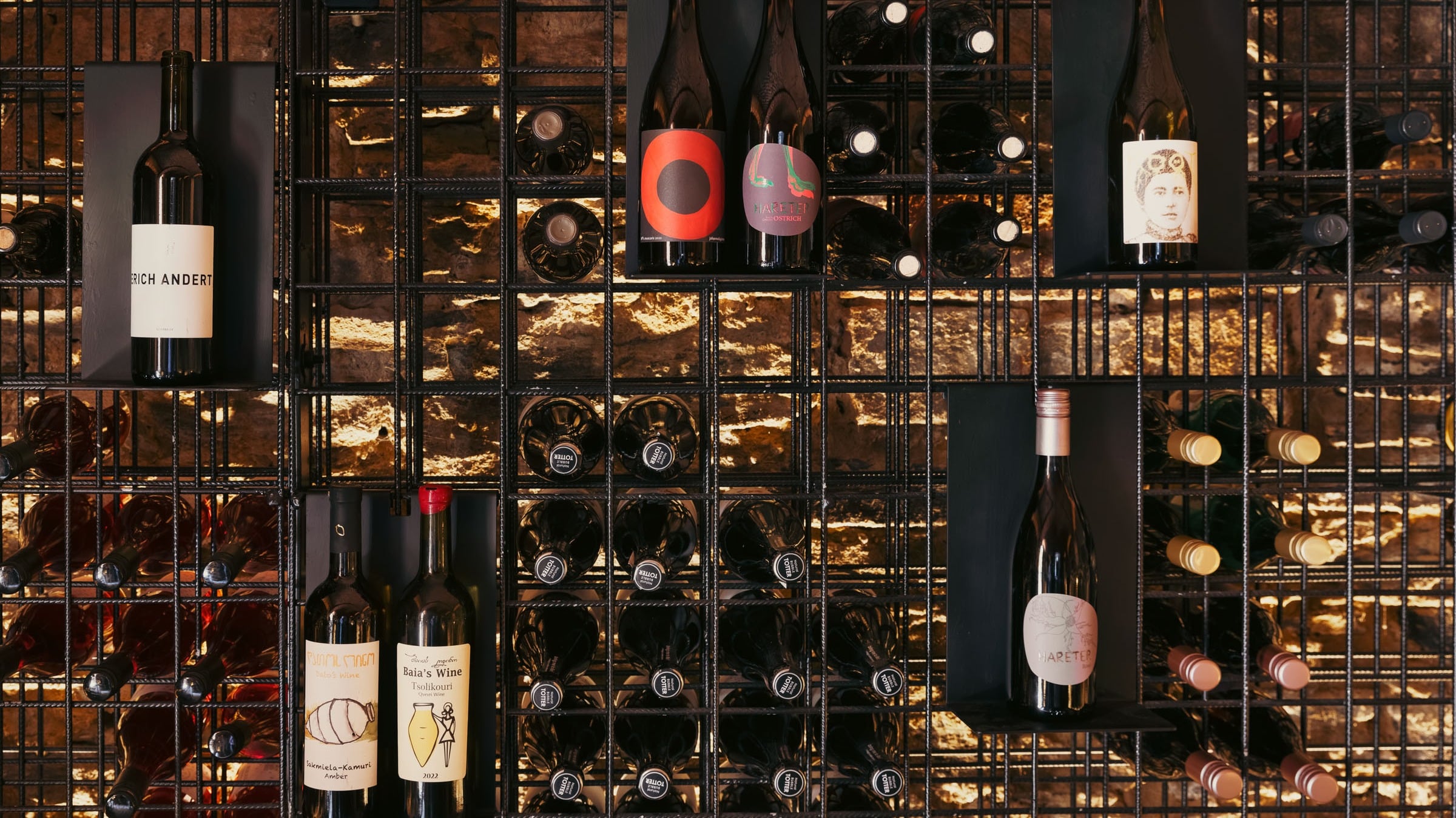 Elegante Vinothek mit Weinregalen und warmem Licht